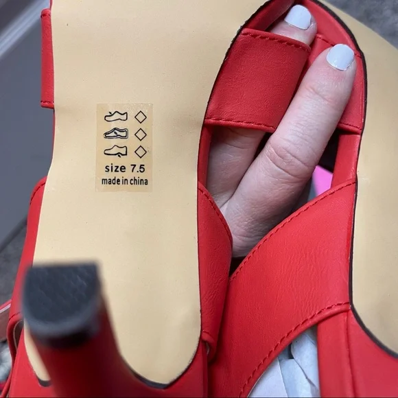 Red high heels. - Picture 3 of 8